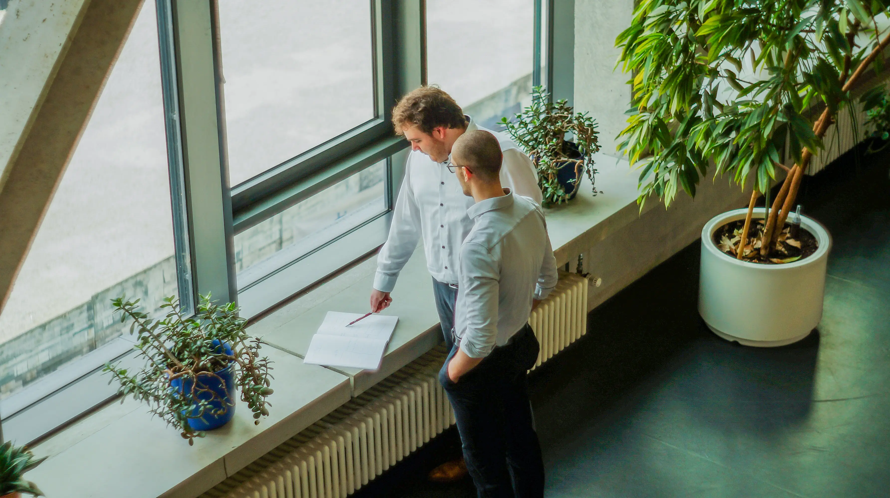 Dylan Jacobs und Maximilian Maier gehen gemeinsam Notizen durch