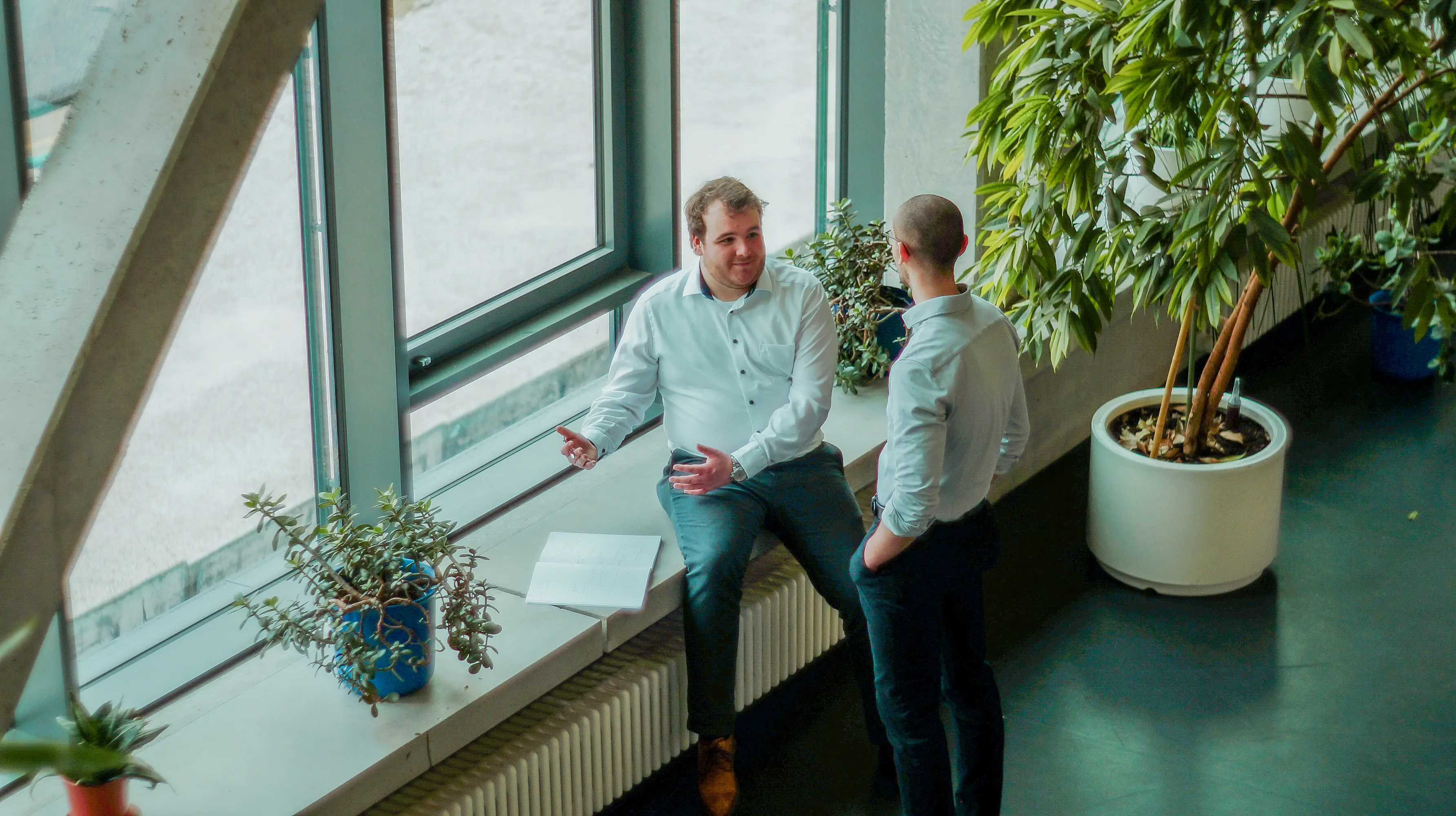 Dylan Jacobs und Maximilian Maier im Gespräch am Fenster