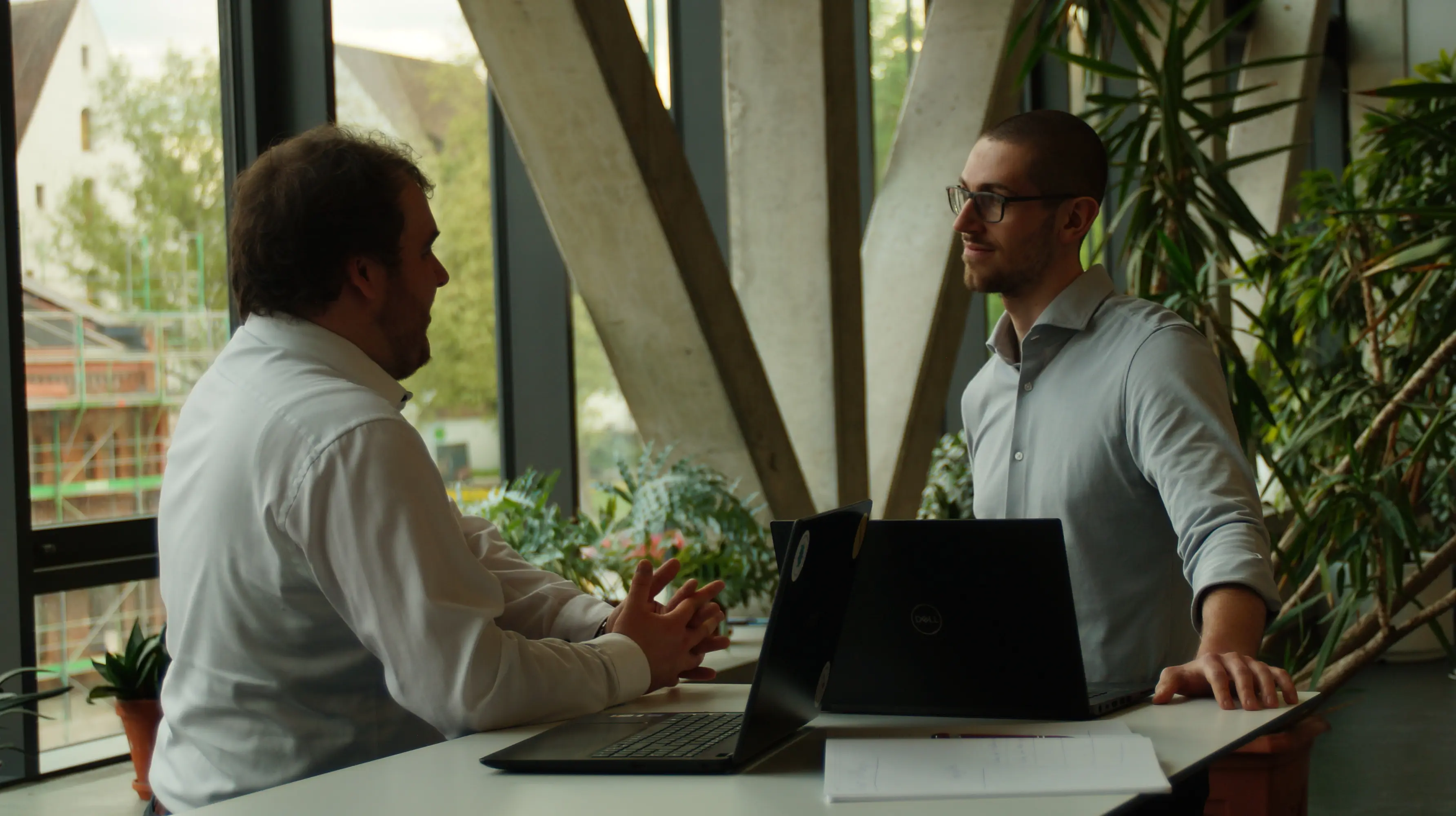 Dylan Jacobs und Maximilian Maier arbeiten gemeinsam am Laptop